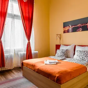  Hostal Goodmo House